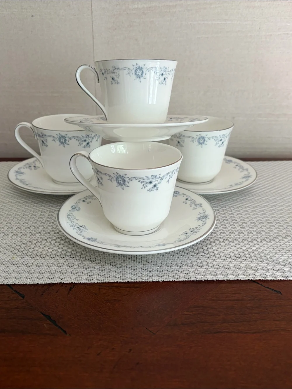 Share Royal Doulton Angelique H4997 - Tea Cup & Saucer Set, Fine Bone China, set